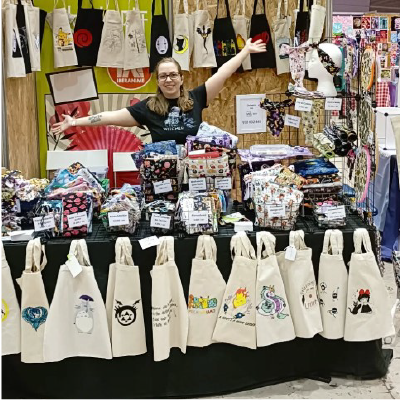 2026 - Geek Market 6 - Logos para Página_Tricky Stiches